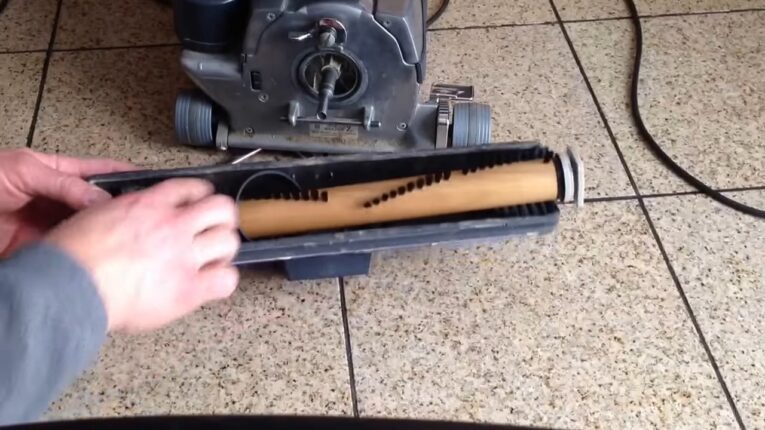 Replacing the roller brush on a vacuum